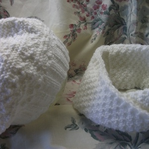 Fehér, kötött sapka, körsál együttes kicsi lánynak - ruha & divat - sál, sapka, kendő - sapka & sál szett - Meska.hu