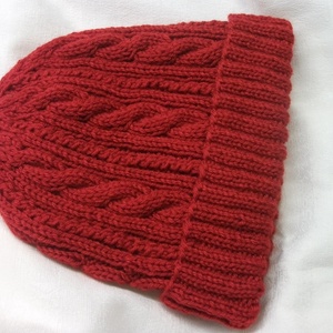 Nagy méretű, piros, kötött, bordás sapka csavarásokkal - ruha & divat - sál, sapka, kendő - sapka - Meska.hu