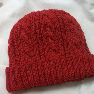 Nagy méretű, piros, kötött, bordás sapka csavarásokkal - ruha & divat - sál, sapka, kendő - sapka - Meska.hu