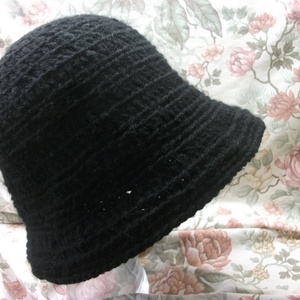 Fekete, horgolt, akril kalap  - ruha & divat - sál, sapka, kendő - kalap - Meska.hu