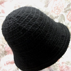 Fekete, horgolt, akril kalap  - ruha & divat - sál, sapka, kendő - kalap - Meska.hu