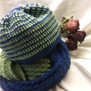 Kék és zöld, gyapjútartalmú fonalból horgolt sapka, kötött sál együttes - Meska.hu