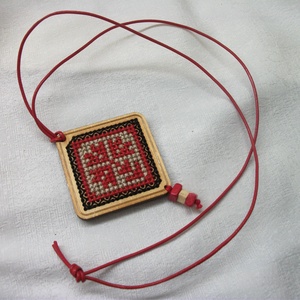 Medál fa lapocskából, hímzéssel, hímzett medál - ékszer - nyaklánc - hosszú nyaklánc - Meska.hu