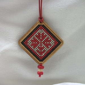 Medál fa lapocskából, hímzéssel, hímzett medál - ékszer - nyaklánc - hosszú nyaklánc - Meska.hu