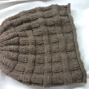 Közép barna kötött divatsapka - ruha & divat - sál, sapka, kendő - sapka - Meska.hu