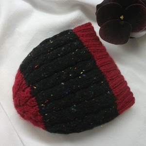 Kötött, fekete bordó sapka, színes, vidám, , meleg, női, sorozat - Meska.hu