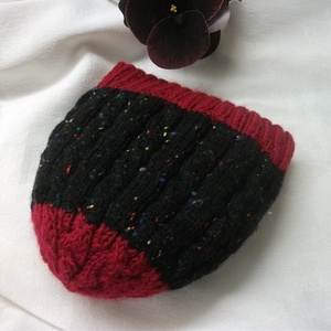 Kötött, fekete bordó sapka, színes, vidám, , meleg, női, sorozat - ruha & divat - sál, sapka, kendő - sapka - Meska.hu