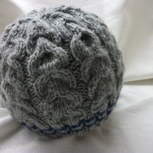 Gyapjút tartalmazó,közép szürke,  nagyon vastag, jó tartású fonalból kötött  sapka - ruha & divat - sál, sapka, kendő - sapka - Meska.hu