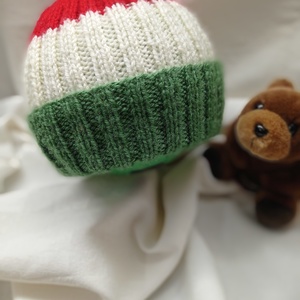 Nemzeti színű, kötött gyerek sapka - ruha & divat - sál, sapka, kendő - kalap - Meska.hu