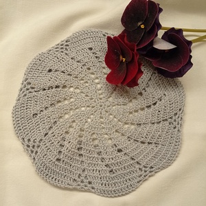 Halvány szürke, vékony pamutból horgolt barett sapka, Ruha & Divat, Sál, Sapka, Kendő, Sapka, Horgolás, MESKA