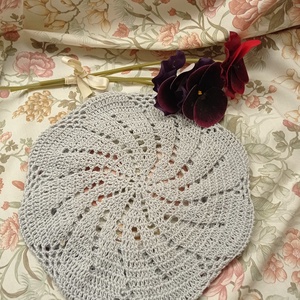 Halvány szürke, vékony pamutból horgolt barett sapka - ruha & divat - sál, sapka, kendő - sapka - Meska.hu