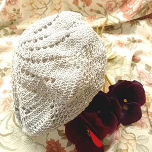 Halvány szürke, vékony pamutból horgolt barett sapka - ruha & divat - sál, sapka, kendő - sapka - Meska.hu