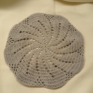 Halvány szürke, vékony pamutból horgolt barett sapka - ruha & divat - sál, sapka, kendő - sapka - Meska.hu