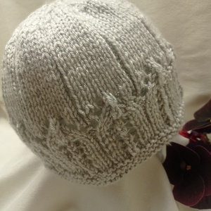 Halvány szürke, közép vastag, áttört, kötött női sapka - ruha & divat - sál, sapka, kendő - sapka - Meska.hu