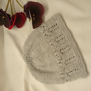 Halvány szürke, közép vastag, áttört, kötött női sapka - Meska.hu
