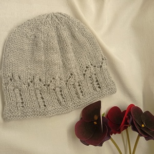 Halvány szürke, közép vastag, áttört, kötött női sapka - ruha & divat - sál, sapka, kendő - sapka - Meska.hu