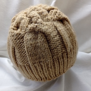 Rozsda barna vagy bézs kötött sapka különleges csavarásokkal - ruha & divat - sál, sapka, kendő - fejpánt - Meska.hu