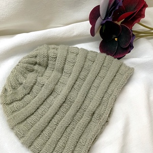 Kötött halványzöld női sapka, nagy gyapjú tartalmú fonalból - ruha & divat - sál, sapka, kendő - sapka - Meska.hu