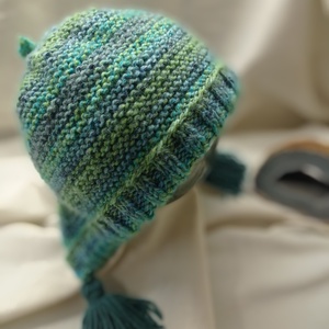 Kötött, szín-átmenetes női sapka,  gyapjú tartalmú fonalból - Meska.hu