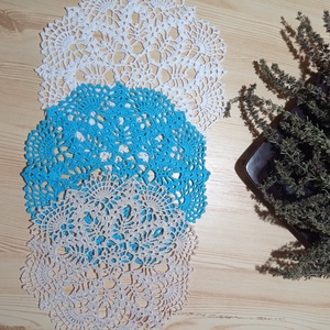 Három szín, azonos minta,csipke terítők, Otthon & Életmód, Dekoráció, Asztal és polc dekoráció, Horgolt & Csipketerítő, Horgolás, MESKA