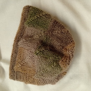 Gyapjú  tartalmú fonalból, finom színezetű, színátmenetes sapka.    B - ruha & divat - sál, sapka, kendő - sapka - Meska.hu