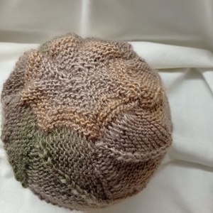 Gyapjú  tartalmú fonalból, finom színezetű, színátmenetes sapka.    B - ruha & divat - sál, sapka, kendő - sapka - Meska.hu