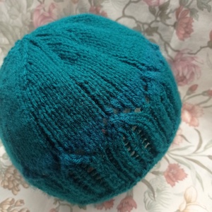 Az évszázad színe; áttört, kötött női sapka - Meska.hu