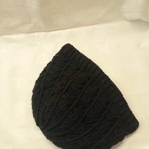 Horgolt, fekete sapka, keresre - ruha & divat - sál, sapka, kendő - sapka - Meska.hu