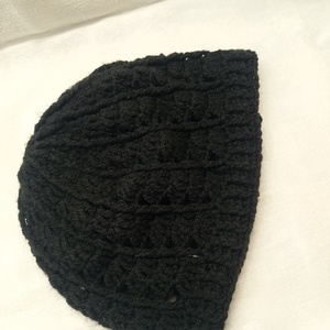 Horgolt, fekete sapka, keresre - Meska.hu