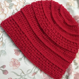 Élénk meggy piros horgolt sapka gyapjú tartalmú fonalból akril szálból, férfi, női - ruha & divat - sál, sapka, kendő - sapka - Meska.hu