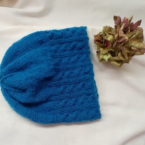 Tiszta gyapjú,csavart mintával kötött sapka , Ruha & Divat, Sál, Sapka, Kendő, Fejpánt, Kötés, Gyönyörű olaj kék tiszta gyapjú
Kényelmes, puha, meleg.
Vastag gyapjú fonalból készült. 
56 - 58 -a..., MESKA