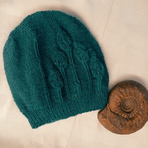 Tiszta gyapjú, asszimetrikus mintával kötött sapka  - ruha & divat - sál, sapka, kendő - fejpánt - Meska.hu