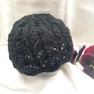 Fekete akril, áttört  mintával kötött sapka  - ruha & divat - sál, sapka, kendő - fejpánt - Meska.hu