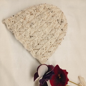 Nyers színű, moppos akril, áttört  mintával kötött sapka  - Meska.hu