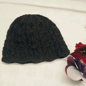 Fekete akril, áttört  mintával kötött sapka  - ruha & divat - sál, sapka, kendő - fejpánt - Meska.hu