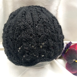 Fekete akril, áttört  mintával kötött sapka  - Meska.hu