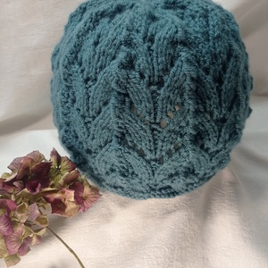 Olaj-zöld, akril, áttört  mintával kötött sapka  - Meska.hu