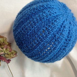 Király kék, tavaszi kötött sapka áttört mintával - Meska.hu