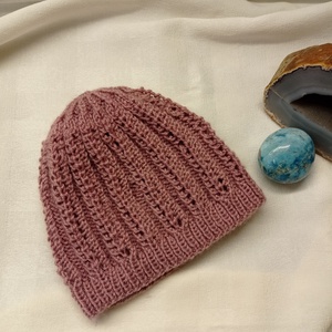 Halvány mályva, tavaszi kötött sapka áttört mintával - ruha & divat - sál, sapka, kendő - fejpánt - Meska.hu