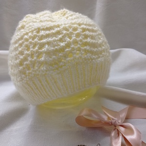 Fehér, csipkekötéssel készült, áttört kötött sapka - ruha & divat - sál, sapka, kendő - fejpánt - Meska.hu