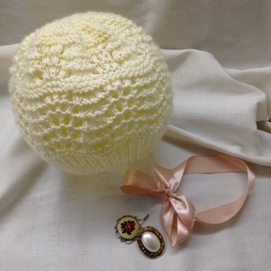 Fehér, csipkekötéssel készült, áttört kötött sapka - ruha & divat - sál, sapka, kendő - fejpánt - Meska.hu