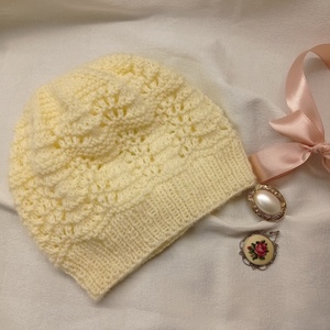 Fehér, csipkekötéssel készült, áttört kötött sapka - ruha & divat - sál, sapka, kendő - fejpánt - Meska.hu