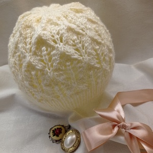 Fehér, csipkekötéssel készült, áttört kötött sapka - ruha & divat - sál, sapka, kendő - fejpánt - Meska.hu