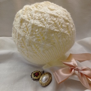 Fehér, csipkekötéssel készült, áttört kötött sapka - ruha & divat - sál, sapka, kendő - fejpánt - Meska.hu