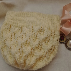 Fehér, csipkekötéssel készült, áttört kötött sapka - ruha & divat - sál, sapka, kendő - fejpánt - Meska.hu