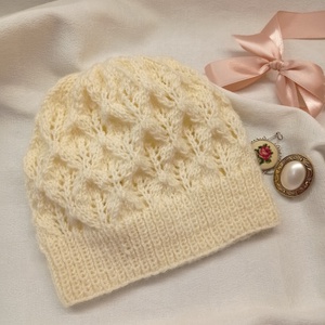 Fehér, csipkekötéssel készült, áttört kötött sapka - Meska.hu