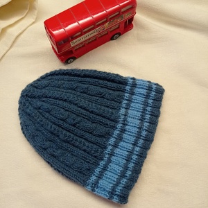 Kisfiú sapka tavaszra. Kötött, csavarásokkal bordákkal - Meska.hu