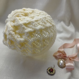 Fehér, csipkekötéssel készült, áttört kötött sapka - ruha & divat - sál, sapka, kendő - fejpánt - Meska.hu