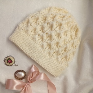 Fehér, csipkekötéssel készült, áttört kötött sapka - ruha & divat - sál, sapka, kendő - fejpánt - Meska.hu