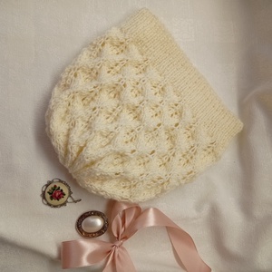 Fehér, csipkekötéssel készült, áttört kötött sapka - ruha & divat - sál, sapka, kendő - fejpánt - Meska.hu